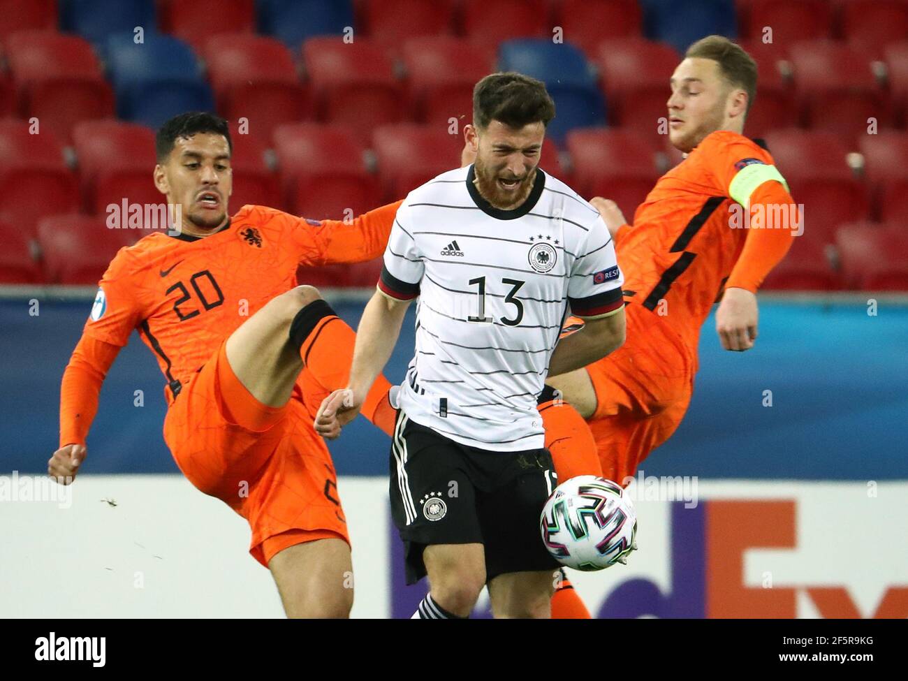 27. März 2021, Ungarn, Székesfehérvár: Fußball, U-21 Männer: Europameisterschaft, Deutschland - Niederlande, Vorrunde, Gruppe A, Matchday 2 im Sostoi Stadion. Abderrahman Harroui (l) und Teun Koopmeiners (r) aus den Niederlanden kämpfen mit dem deutschen Salih Özcan um den Ball. Foto: Csaba Domotor/dpa Stockfoto