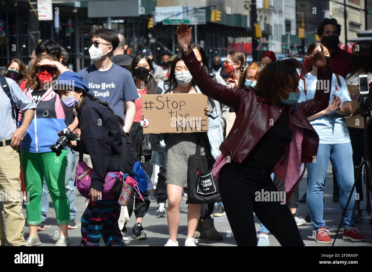 Hunderte von Menschen versammelten sich am 27. März bei der Stop Asian Hate Demonstration in der Nähe des New Yorker Rathauses, um der asiatischen Gemeinschaft in New York Unterstützung zu zeigen. Stockfoto