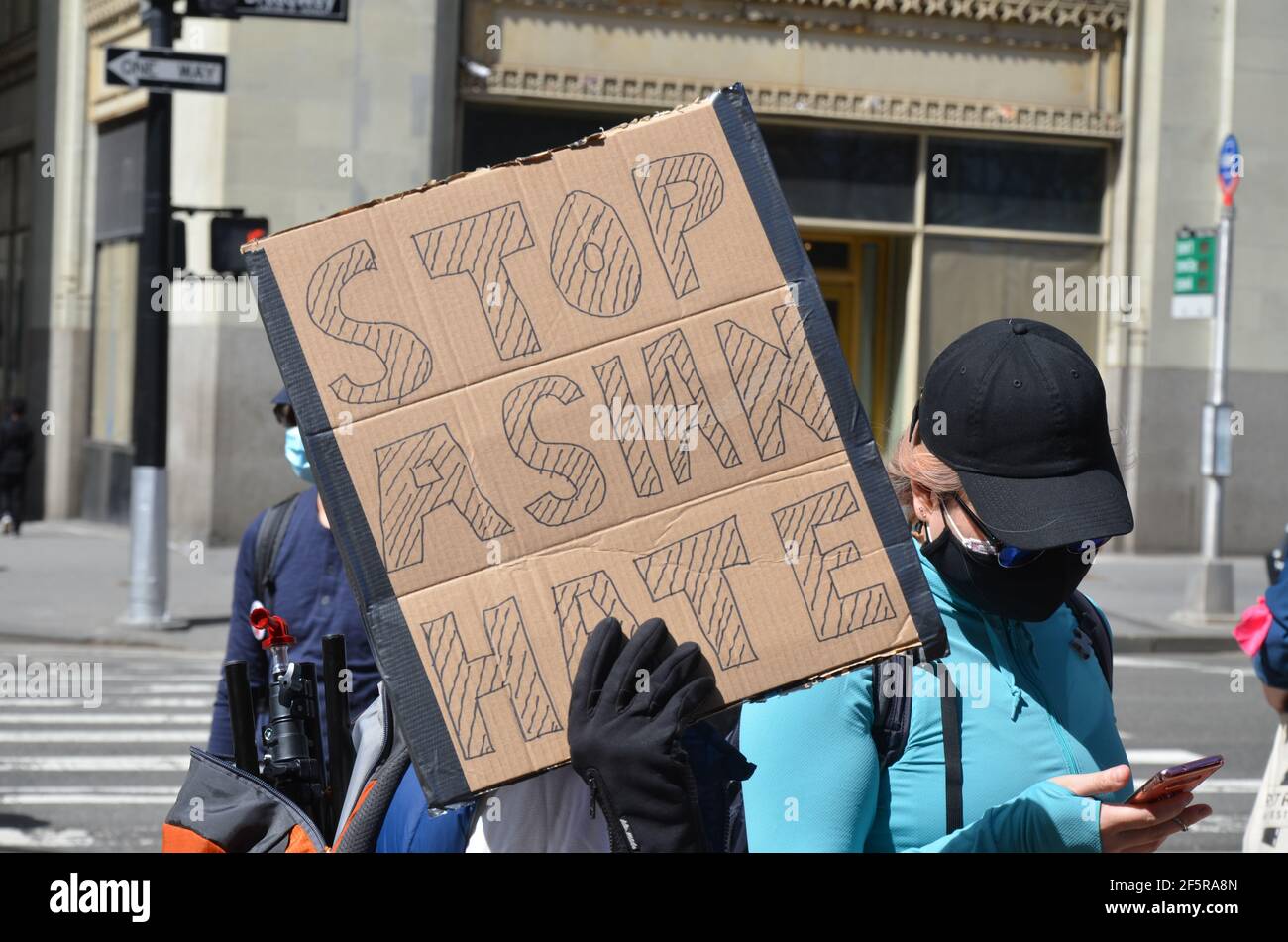 Hunderte von Menschen versammelten sich am 27. März bei der Stop Asian Hate Demonstration in der Nähe des New Yorker Rathauses, um der asiatischen Gemeinschaft in New York Unterstützung zu zeigen. Stockfoto