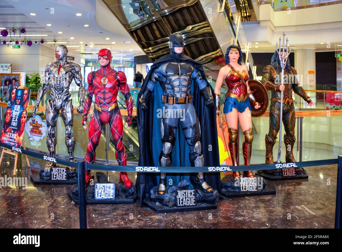 Peking, China - 10. November 2017: Statuen von Charakteren, Cyborg, der Blitz, Batman, Wonder Woman und Acquaman in Justice League Film auf dem Display in Stockfoto