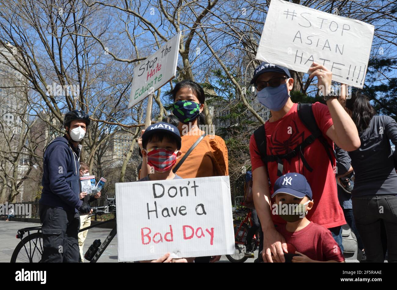 Hunderte von Menschen versammelten sich am 27. März bei der Stop Asian Hate Demonstration in der Nähe des New Yorker Rathauses, um der asiatischen Gemeinschaft in New York Unterstützung zu zeigen. Stockfoto