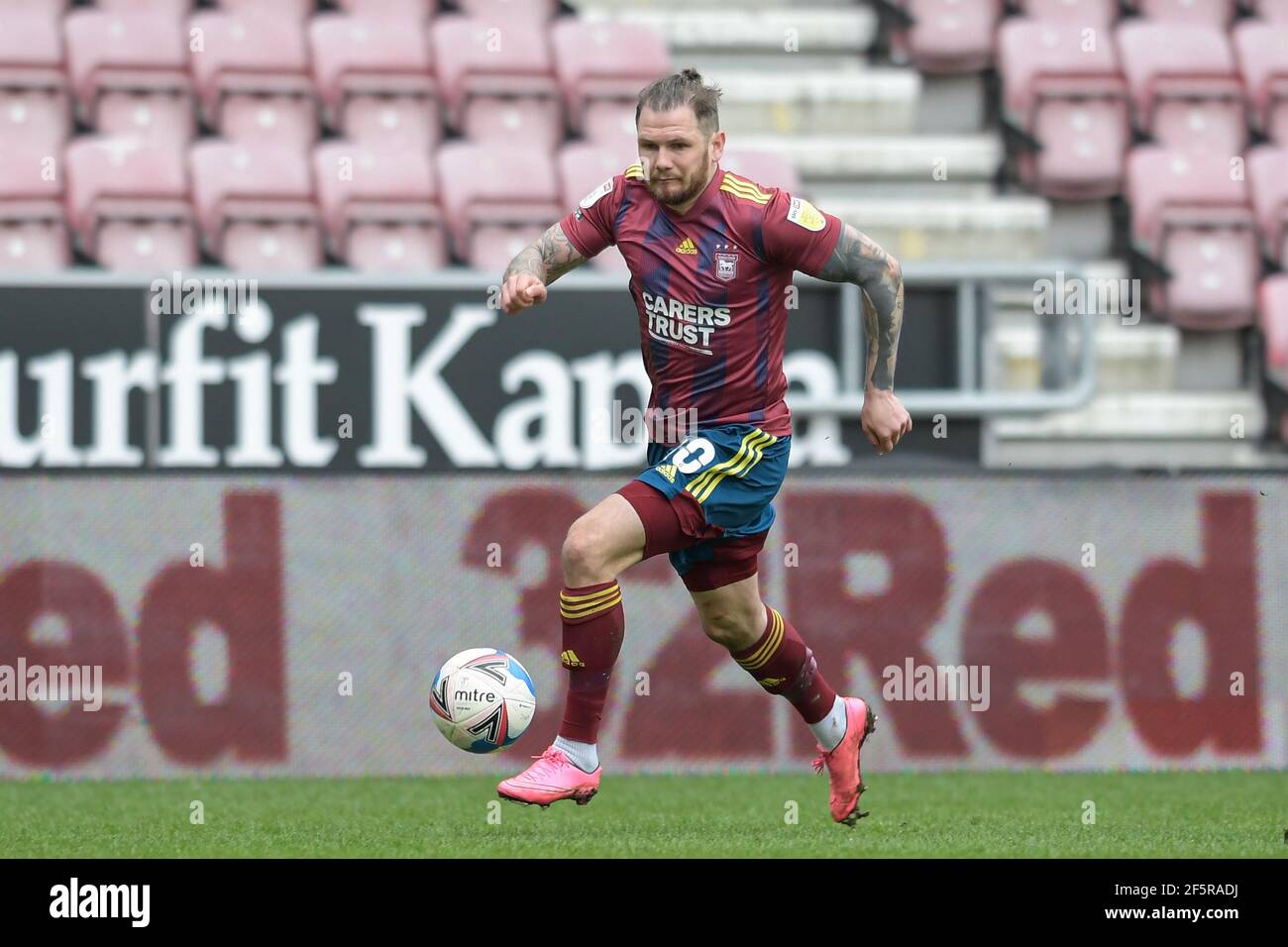 Wigan, Großbritannien. März 2021, 27th. James Norwood #10 von Ipswich Town läuft mit dem Ball in Wigan, UK am 3/27/2021. (Foto von Simon Whitehead/News Images/Sipa USA) Quelle: SIPA USA/Alamy Live News Stockfoto