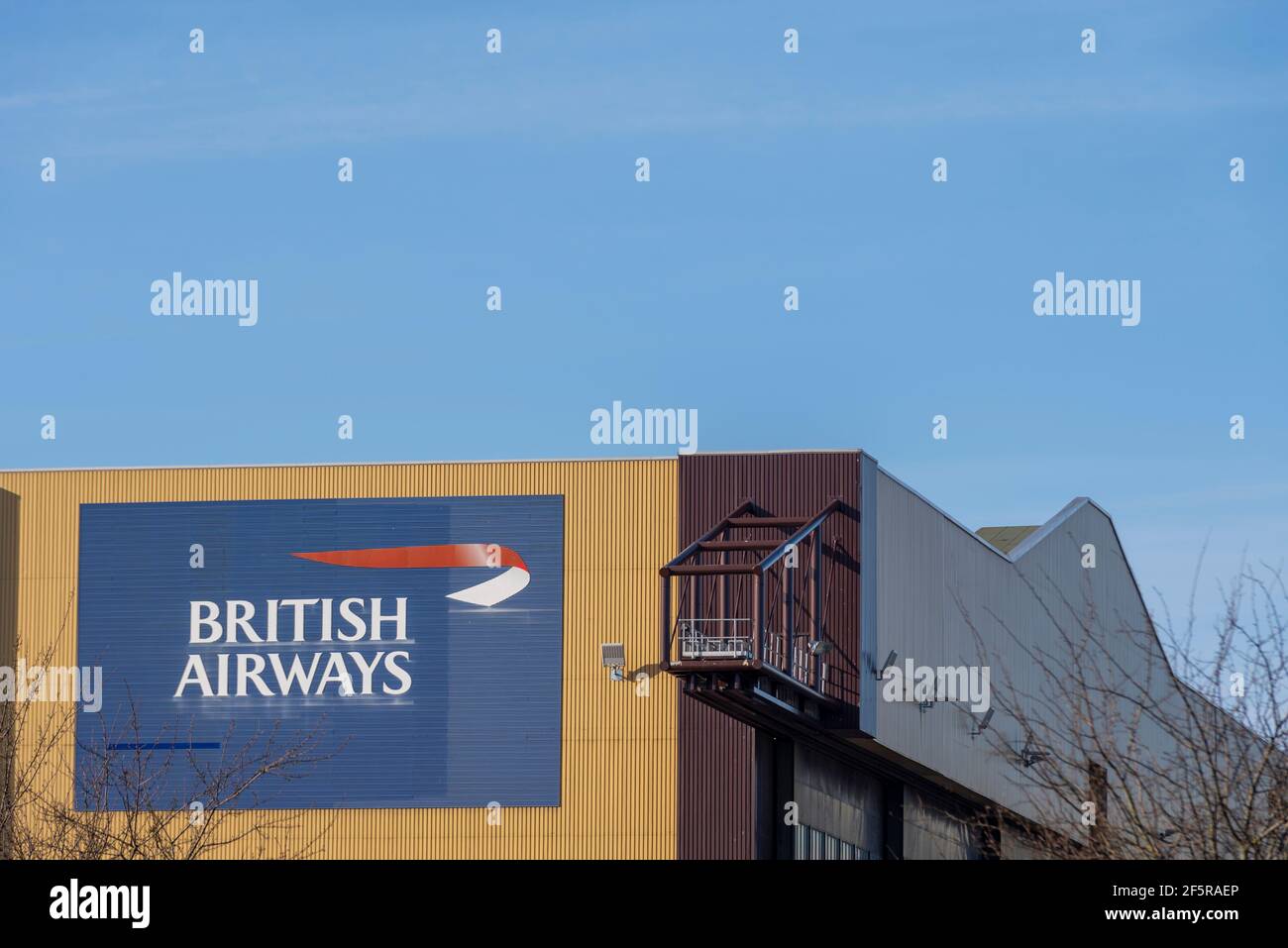 British Airways Engineering Hangar Building am Flughafen London Heathrow, London, Großbritannien. Logo, Marke auf der Seite. BA Hangar Stockfoto