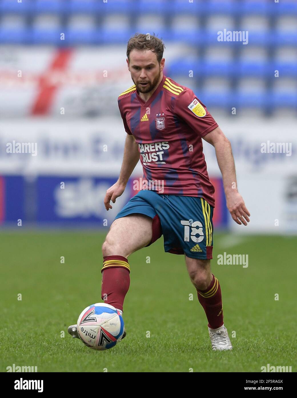 Wigan, Großbritannien. März 2021, 27th. Alan Judge #18 von Ipswich Town mit dem Ball in Wigan, UK am 3/27/2021. (Foto von Simon Whitehead/News Images/Sipa USA) Quelle: SIPA USA/Alamy Live News Stockfoto