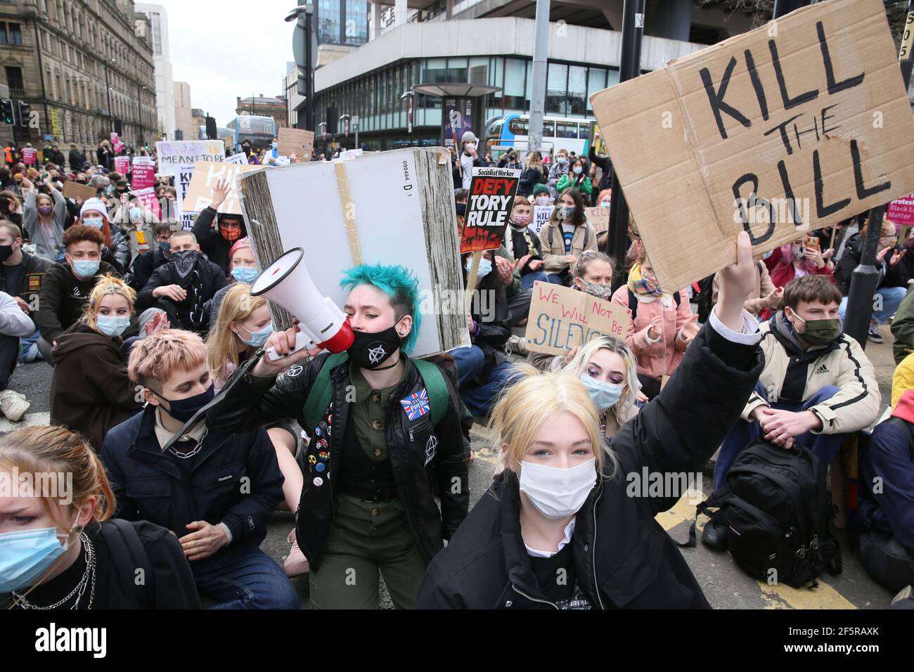 Manchester, Großbritannien. März 2021, 27th. Hunderte von Demonstranten gingen auf die Straße in einer "Kill the Bill"-Demonstration. Die Demonstranten verursachten stundenlanges Verkehrschaos rund um das Stadtzentrum, indem sie Sitzproteste abhielten. Busse auf der Oxford Road mussten umgeschlagen werden und alternative Routen nehmen. Am späten Nachmittag kam es zu einem Stehen mit der Polizei, als die Demonstranten die Straßenbahnlinien blockierten. Nachdem die Anträge auf weitere Maßnahmen ignoriert wurden, zog die Tactical Aid Unit der Polizei ein und packte mehrere der Demonstranten. Es wurden mehrere Verhaftungen vorgenommen. Manchester, Großbritannien. Kredit: Barbara Cook/Alamy Live Nachrichten Stockfoto