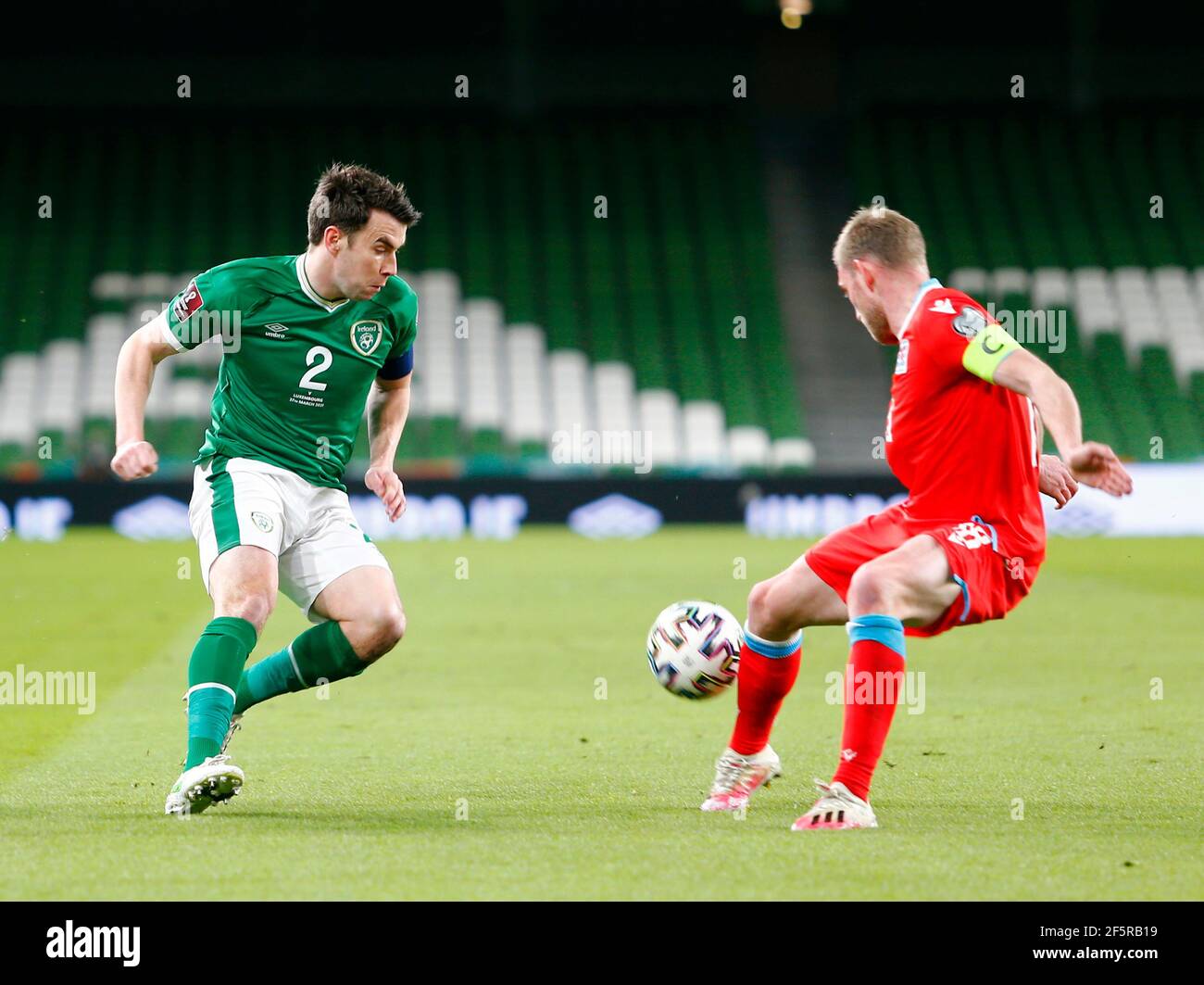Aviva Stadium, Dublin, Leinster, Irland. März 2021, 27th. WM-Qualifikationsspiel 2022, Irland gegen Luxemburg; Seamus Coleman (Republik Irland) sucht einen Weg hinter Laurent Jans (Luxemburg) Quelle: Action Plus Sports/Alamy Live News Stockfoto