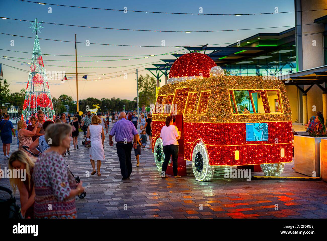 Roter Bus von Weihnachtslichtern schmückt das Vorland in Mandurah, Westaustralien. Stockfoto