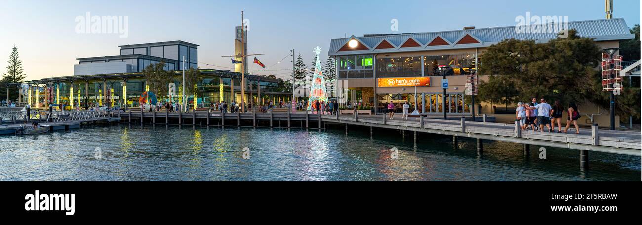 Weihnachtslichter schmücken das Vorland in Mandurah, Westaustralien. Stockfoto