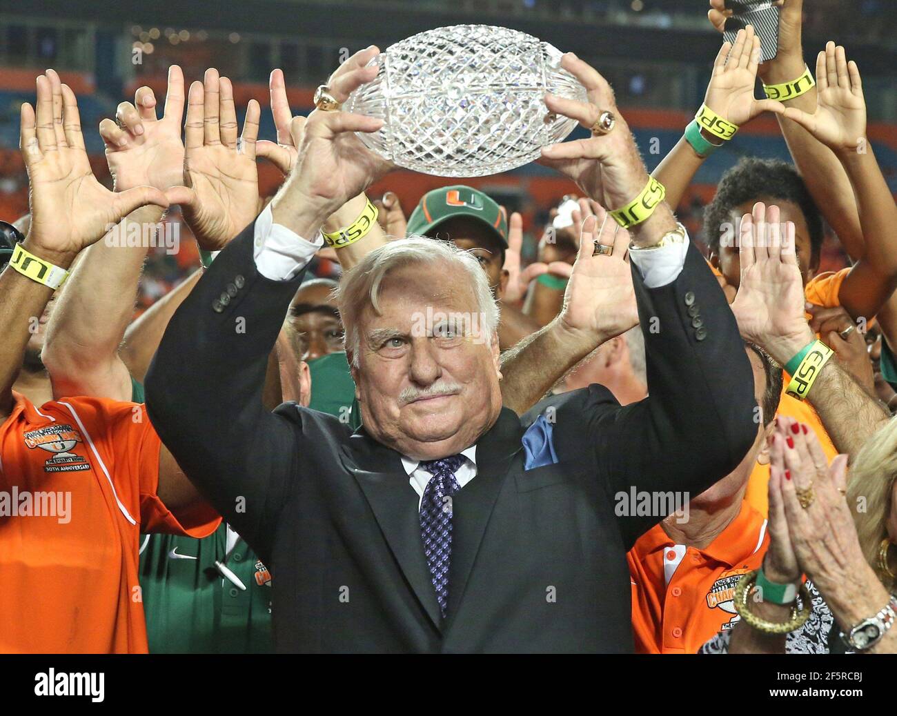 Miami Gardens, USA. August 2013, 30th. Der ehemalige Miami-Trainer Howard Schnellenberger hebt die NCAA National Championship Trophäe 1983 während einer Halbzeit-Zeremonie während der Aktion gegen Florida Atlantic im Sun Life Stadium in Miami Gardens, Florida, am 30. August 2013. (Foto von Al Diaz/Miami Herald/TNS/Sipa USA) Quelle: SIPA USA/Alamy Live News Stockfoto