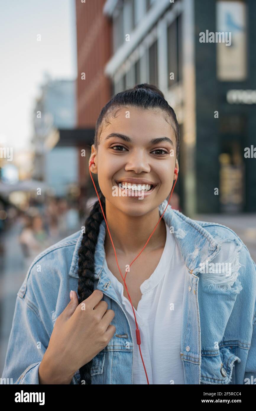 Happy Hipster Frau mit stilvollen Frisur hören Musik im Freien Stockfoto