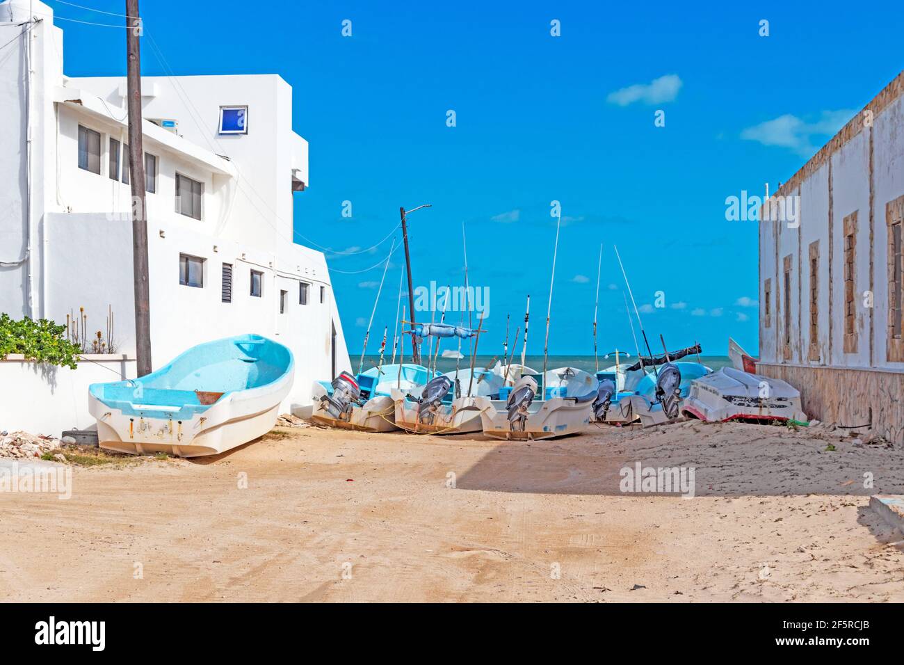 Fischerboote standen auf einer Sandstraße, während die Fischer Anfang 2020 gezwungen waren, zu Hause zu bleiben Stockfoto