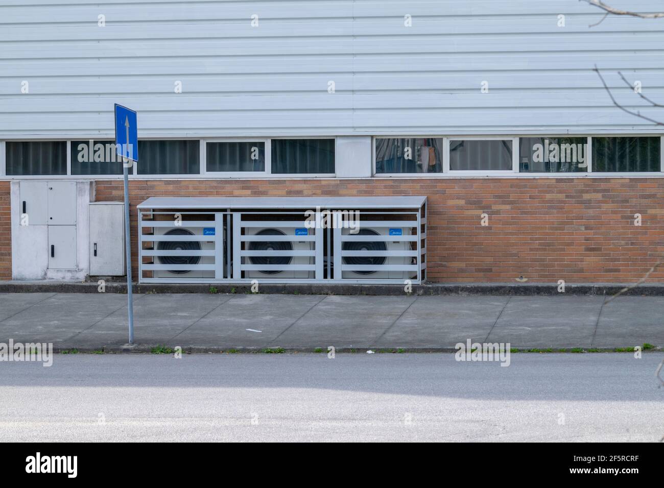 Klimaanlagen an den Wandbüros mit Diebstahlschutz. Stockfoto