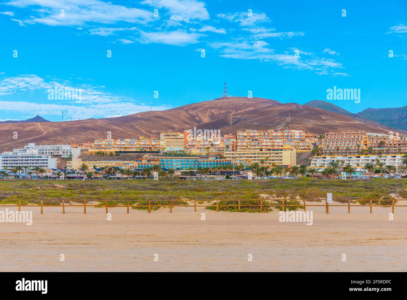 Ferienwohnungen hinter einem Naturschutzgebiet in Morro Jable, Fuerteventura, Kanarische Inseln, Spanien. Stockfoto