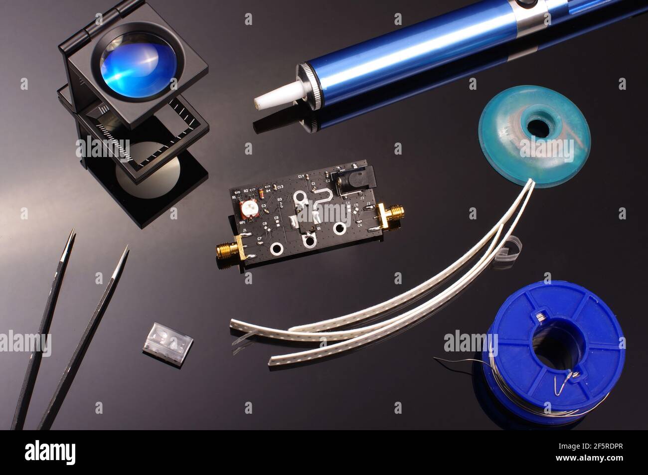 Elektronik Engineering Projekt Forschungs-und Entwicklungsprozess und Werkzeuge. Hochfrequenz- und Mikrowellen-PCB-Baugruppe Stockfoto