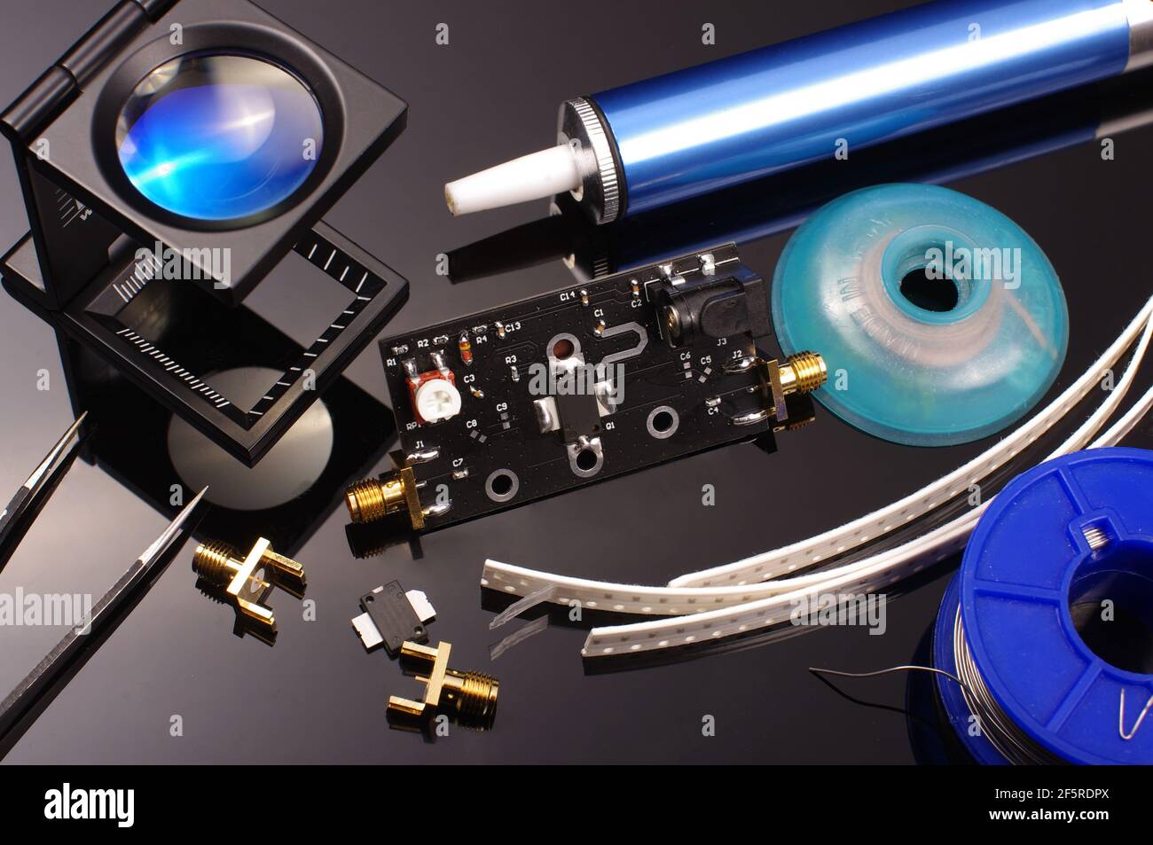 Elektronik Engineering Projekt Forschungs-und Entwicklungsprozess und Werkzeuge. Hochfrequenz- und Mikrowellen-PCB-Baugruppe Stockfoto