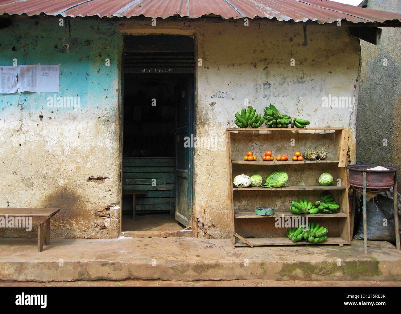 Afrikanischer Gemüsehändler. Außenansicht des ugandischen Ladens mit sehr wenig Gemüse ausgesetzt Stockfoto