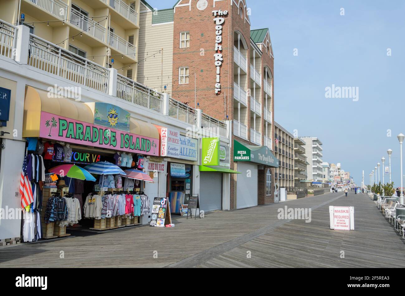 Souvenirläden entlang der Promenade in der Nebensaison in Ocean City, Maryland, USA Stockfoto