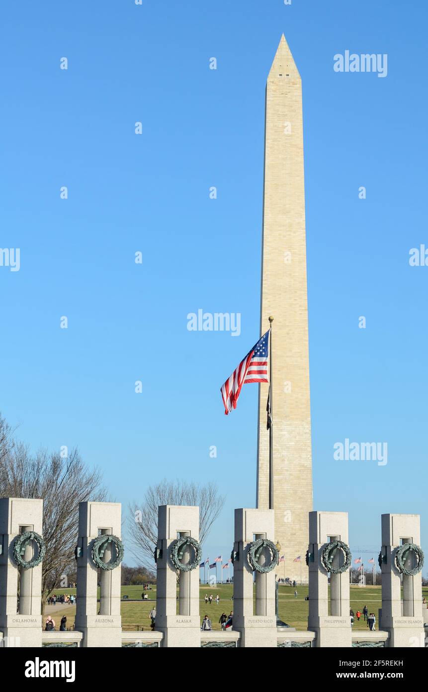 Das Washington Monument und das Denkmal zum Zweiten Weltkrieg entlang der National Mall in Washington DC. Stockfoto