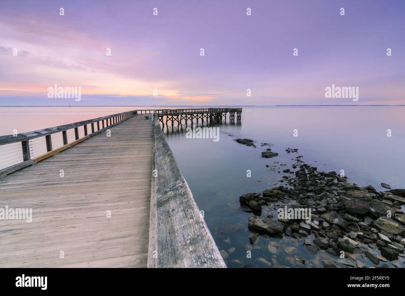 Sonnenuntergang über dem „The Picheake“ am Angelpier Downs Park in Maryland, USA Stockfoto