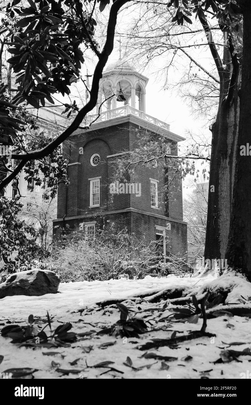 Der Glockenturm im Virginia Capitol Building in Richmond, Virginia während eines Wintereissturms Stockfoto