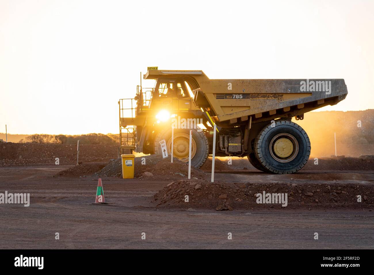 Muldenkipper, der bei Sonnenuntergang auf der Haul Road im Tagebaugebiet fährt. Stockfoto