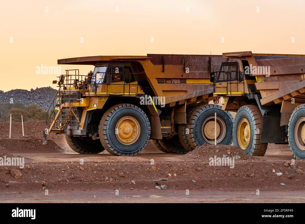 Muldenkipper, der bei Sonnenuntergang auf der Haul Road im Tagebaugebiet fährt. Stockfoto