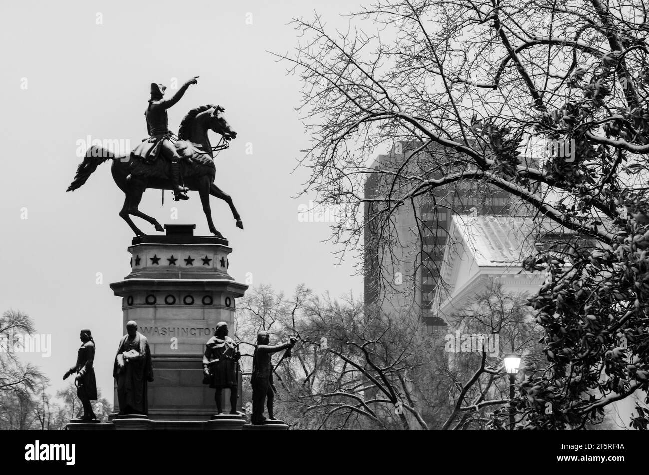 Das Virginia Washington Monument, das während eines Eissturms mitten im Winter in Richmond, Virginia, USA, gesehen wurde. Stockfoto