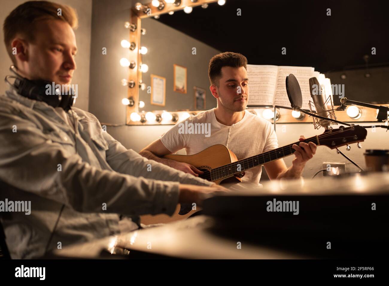 Erwachsene Männer Aufnahme Song im Studio Stockfoto