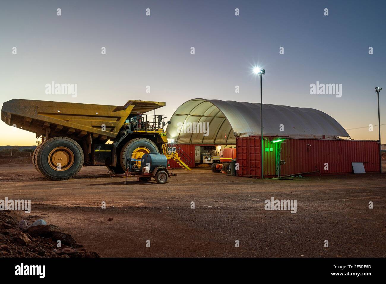 Müllkipper wird außerhalb der Werkstatt am Minenstandort repariert Dämmerung Stockfoto