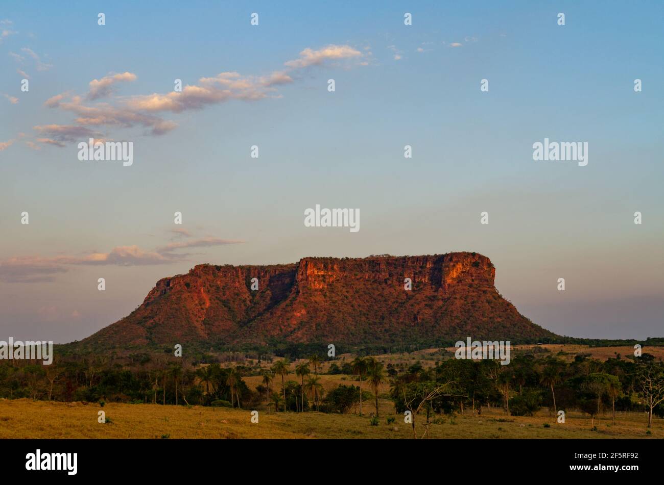 Blick auf 'Morro do Chapéu' während des Sonnenuntergangs, Chapada das Mesas Nationalpark, Maranhão, Brasilien. Stockfoto