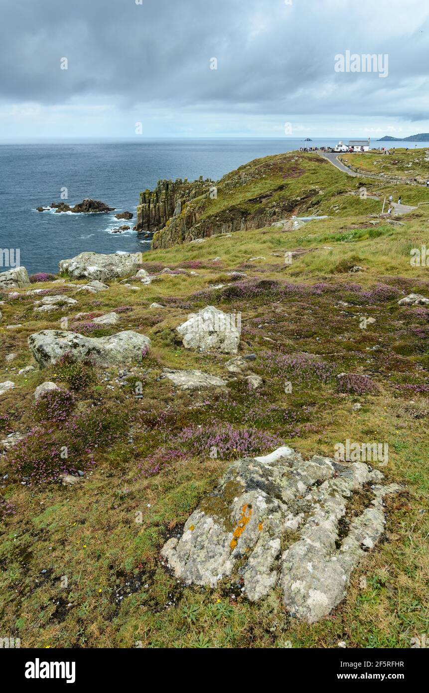 Ein stürmischer, regnerischer Tag mit Blick in den Atlantik zum Leuchtturm von Longships von Land's End in Cornwall, England. Stockfoto