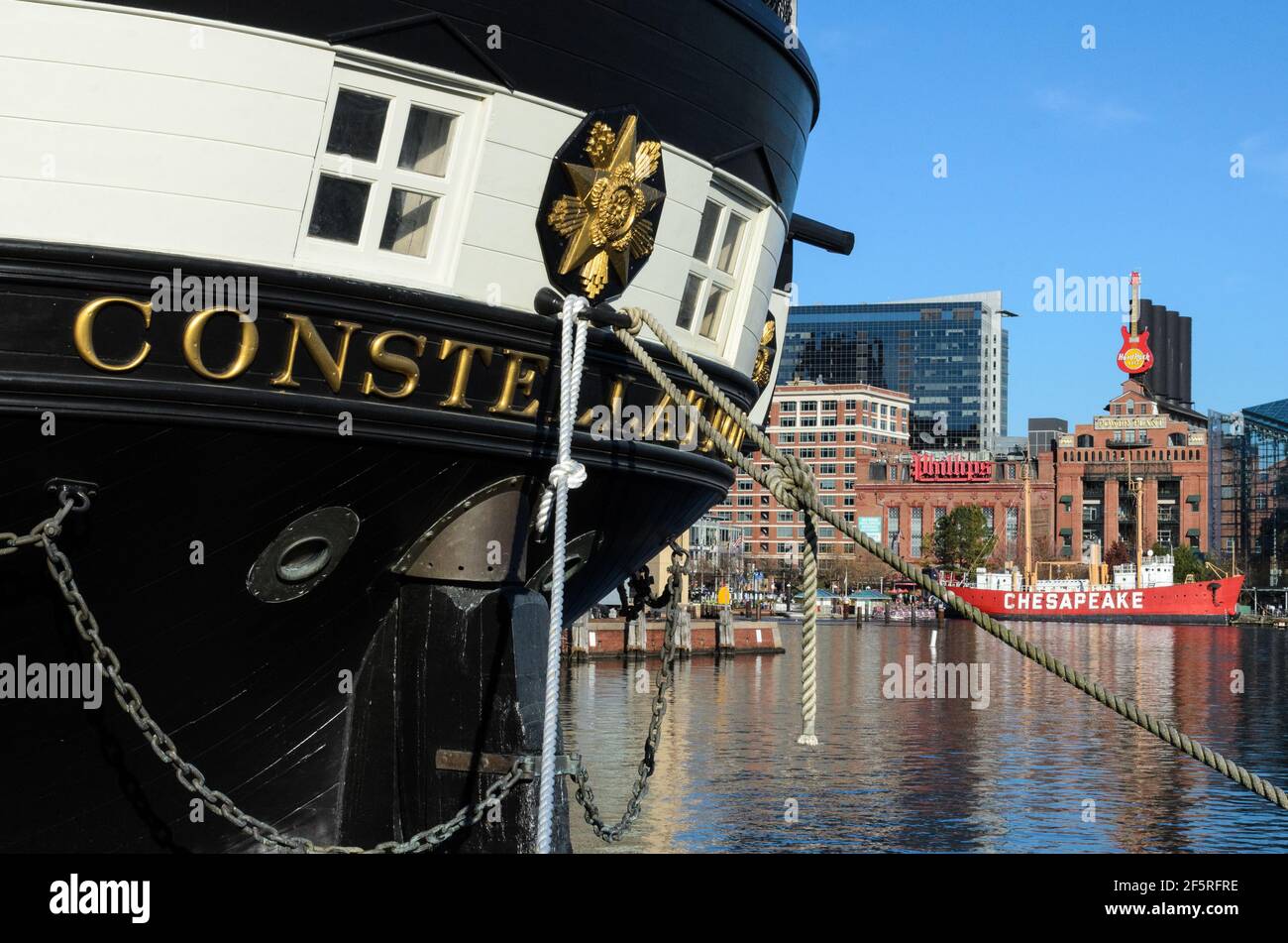 USS Constellation und die Baltimore Skyline Stockfoto