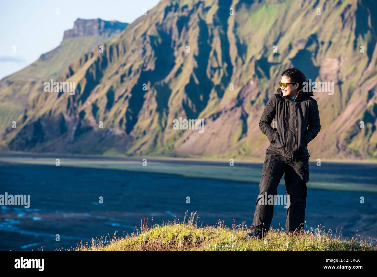 Frau mit starkem Wind in Island Stockfoto