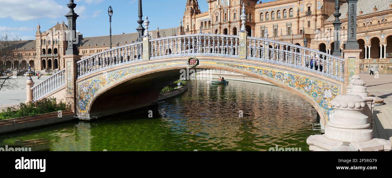 SEVILLA, SPANIEN - MÄR 6, 2020 - Plaza de espana, der spanische Pavillon, im Maria Luisa Park für die Internationale Messe 1929 gebaut Stockfoto