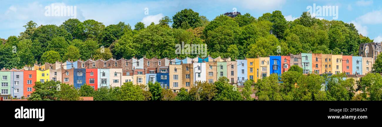 Panorama der farbenfrohen Terrassenhäuser auf dem Clifton-Hügel, vom Floating Harbour aus gesehen, Bristol, Somerset, Großbritannien Stockfoto