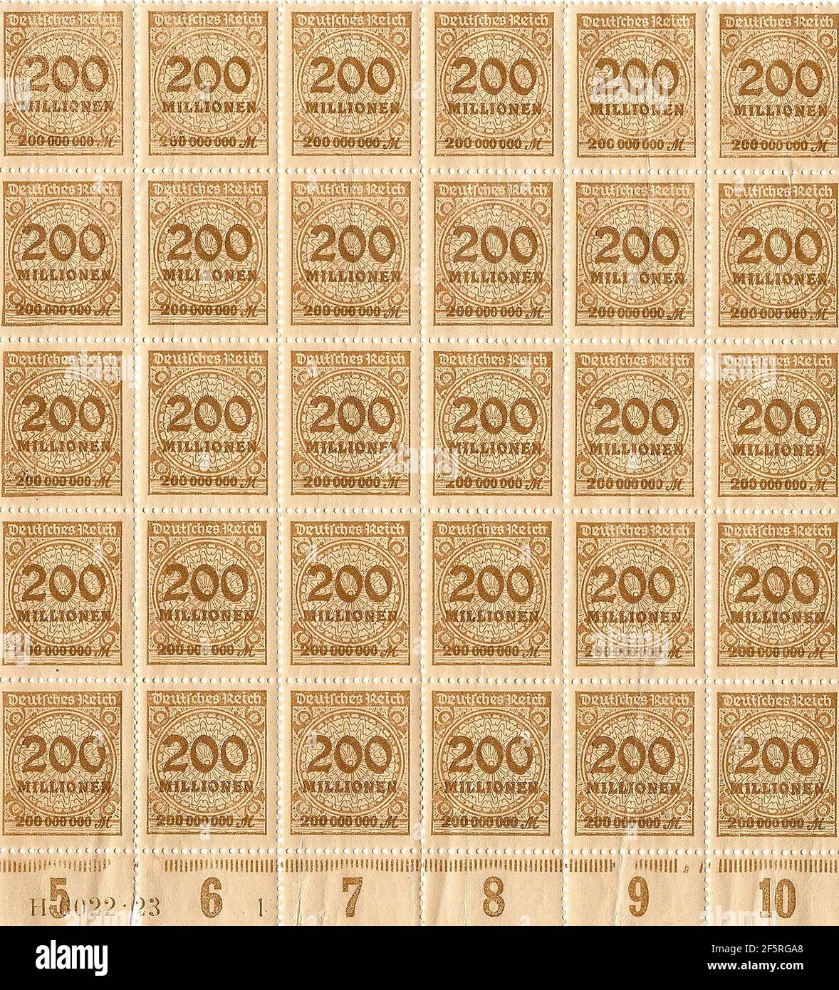 Inflationsmarken aus der Weimarer Republik der 1920-30er Jahre - Briefmarken im Wert Millionen von Deutch-Mark Stockfoto