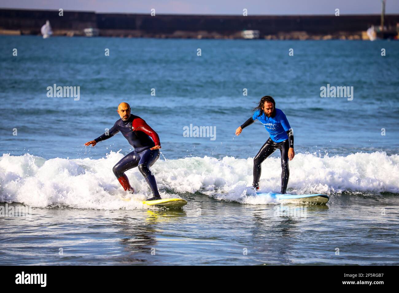 09/01/2021:Freizeitwassersport: Zwei Surfer fangen Wellen Stockfoto