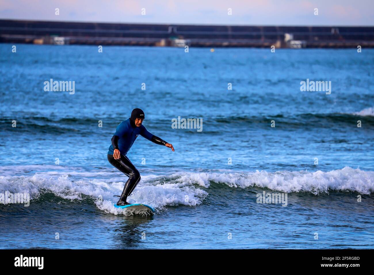 09/01/2021:Freizeitwassersport: Ein Mann Surfer fangen Wellen Stockfoto