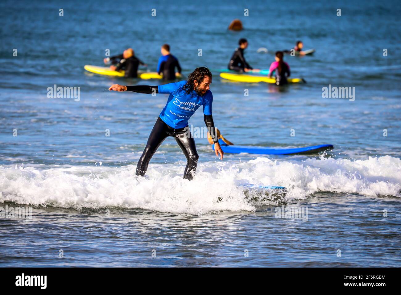 09/01/2021:Freizeitwassersport: Surfer fangen Wellen Stockfoto
