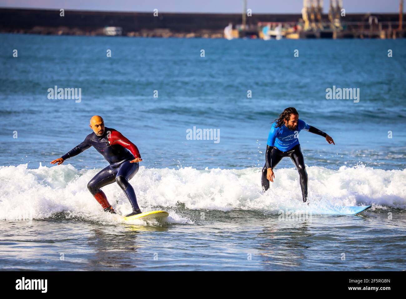 Wassersport: Zwei Surfer fangen Wellen Stockfoto