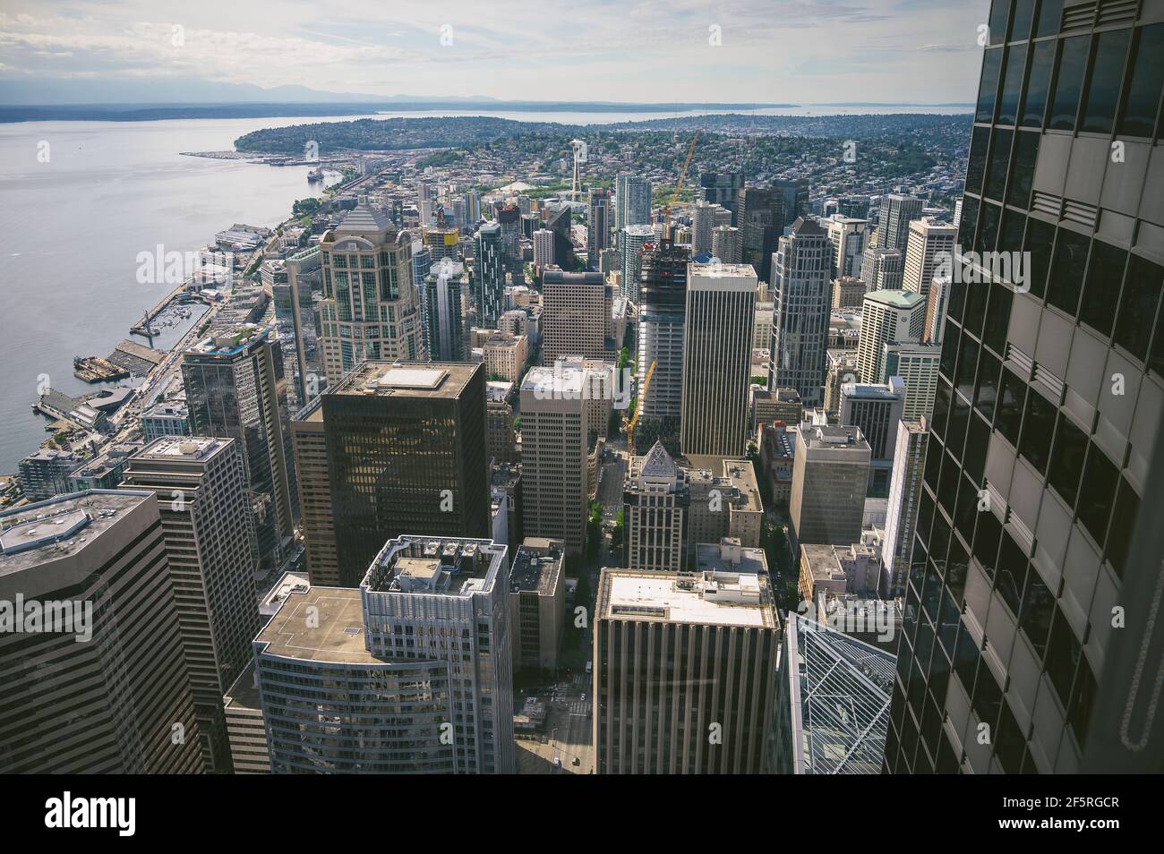 Seattle Waterfront und Space Needle vom Columbia Tower Stockfoto