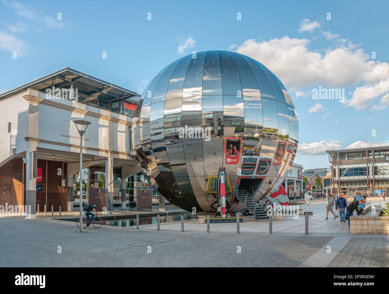 Gespiegelte Planetariumsphere Millenium Square of Bristol, Somerset, England, UK Stockfoto