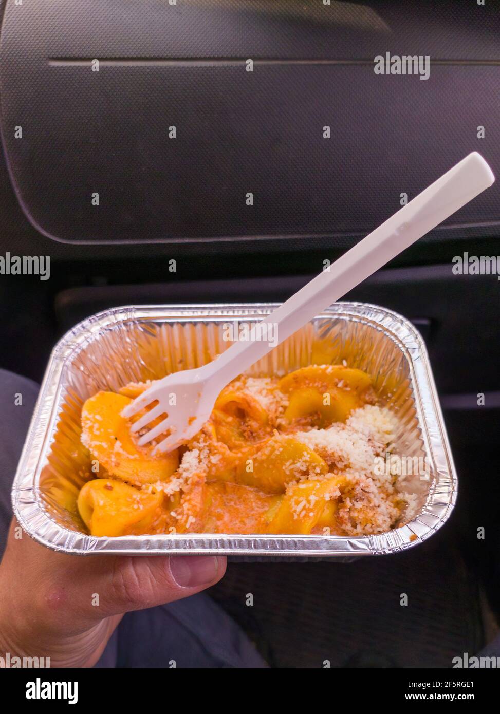 Tortellini sind gefüllte Eiernudeln, typisch für Bologna und Modena. Stockfoto