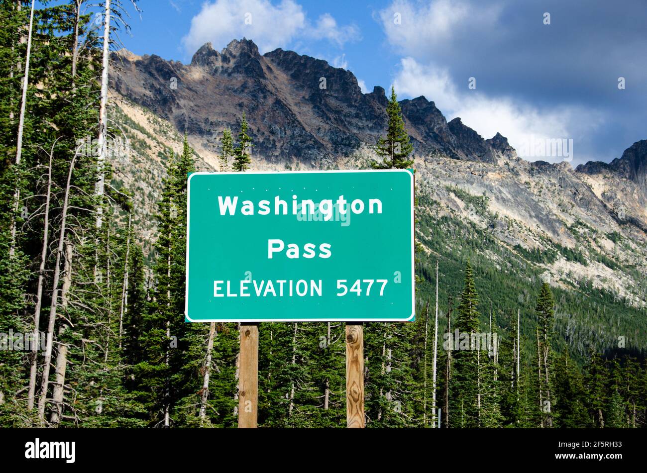 Washington Pass, WA, USA - 28. August 2012; Washington State Straßenschild für Washington Pass auf Highway 20 mit einem Hintergrund in den Cascade Mountains Stockfoto