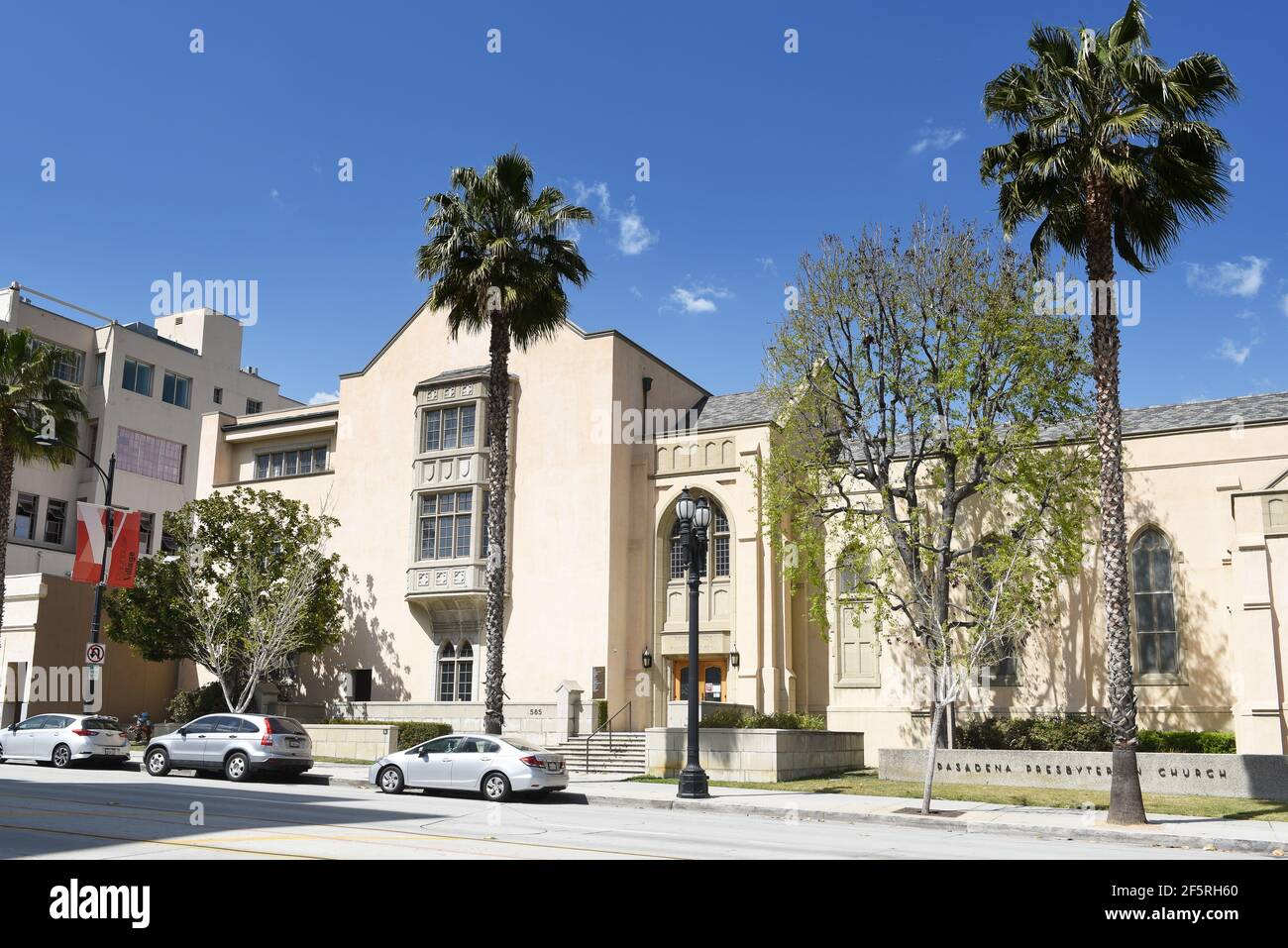 PASADENA, KALIFORNIEN - 26 MÄR 2021: Pasadena Presbyterianische Kirche, die erste Kirche in Pasadena, sie wurde 1875 gegründet. Stockfoto
