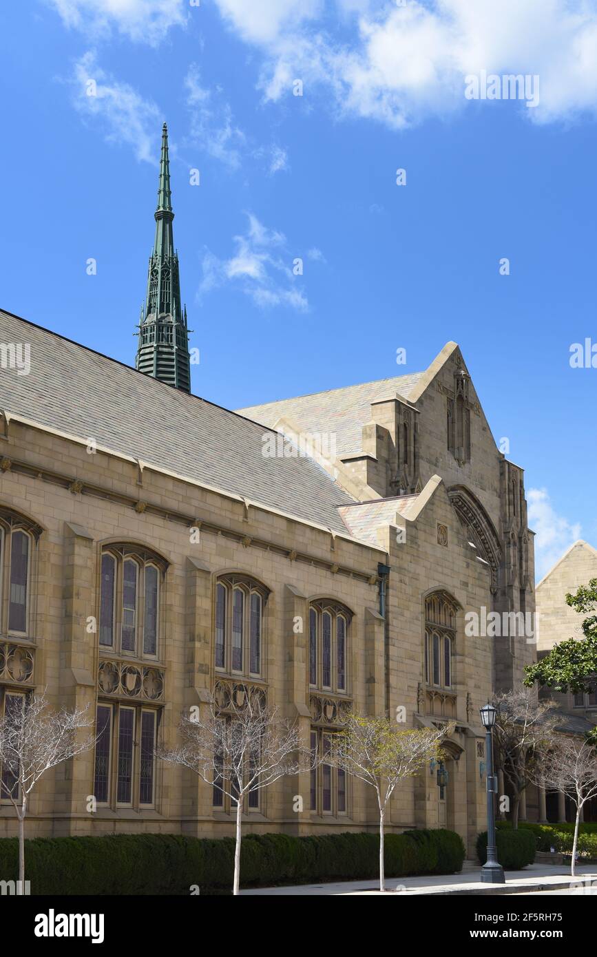 PASADENA, KALIFORNIEN - 26. MÄRZ 2021: Die erste United Methodist Church, am Colorado Boulevard. Stockfoto