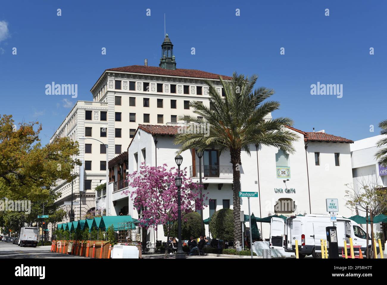 PASADENA, KALIFORNIEN - 26 MAR 2021: Urth Caffe zwischen Colorado Boulevard und Palyhouse Alley, in der Nähe des Pasadena Playhouse. Stockfoto