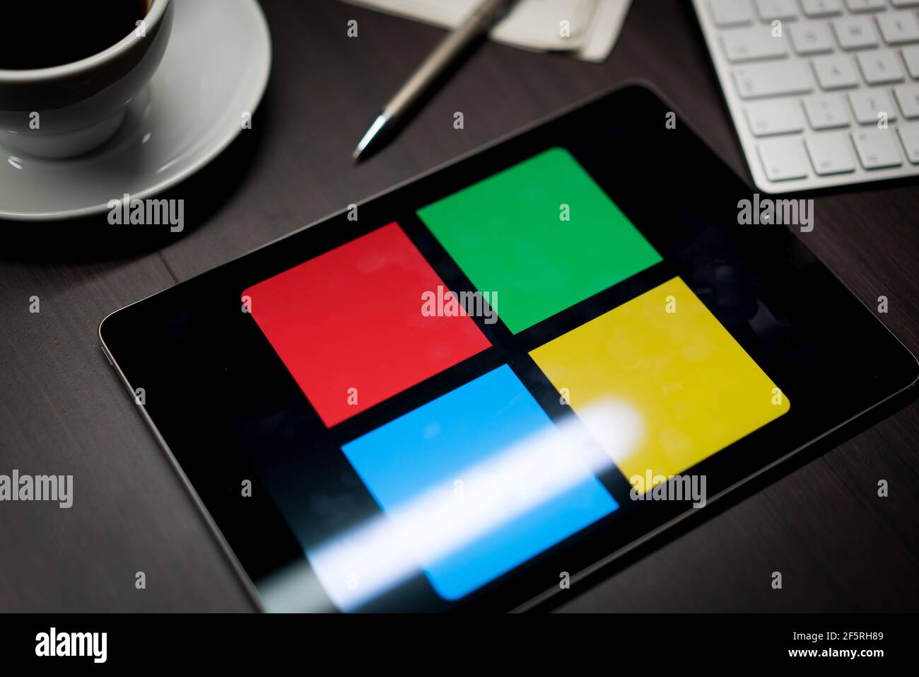 New York, New York / USA - 11 11 2019: Logo von Microsoft Windows auf dem iPad Air2 im Büroschreibtisch Stockfoto
