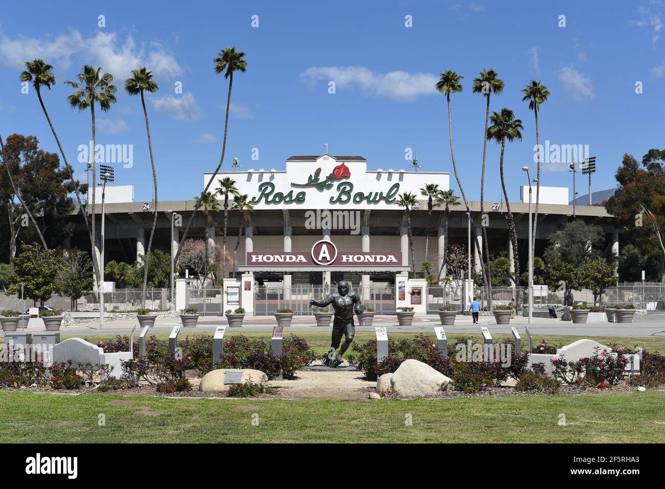 PASADENA, KALIFORNIEN - 26. MÄRZ 2021: Jackie Robinson Denkmal im Rose Bowl Fußballstadion. Stockfoto