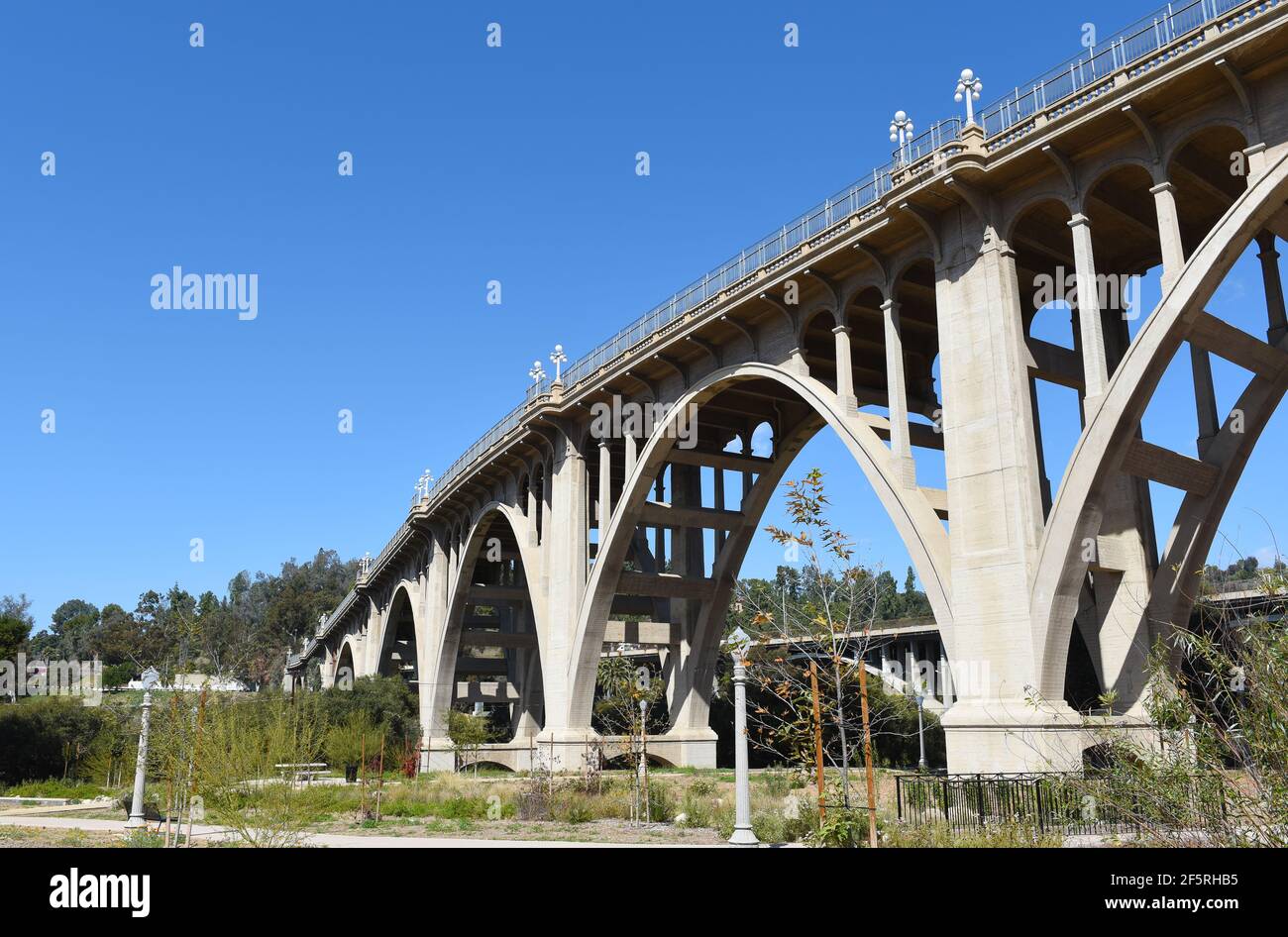 PASADENA, KALIFORNIEN - 26. MÄRZ 2021: Die Colorado Street Bridge, vom Desiderio Neighborhood Park aus gesehen Stockfoto